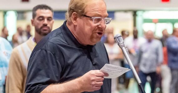 Rick Warren se desculpa por associar crucificação à política, mas é contestado