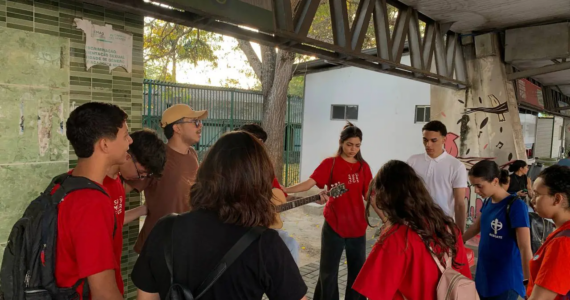 Existe uma 'onda de salvação alcançando as universidades do Brasil', dizem alunos