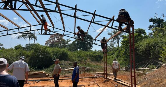 Fiel pede a Deus e aldeia remota em Camarões recebe sua primeira igreja