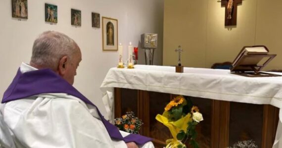 Foto do papa Francisco debilitado após internação é divulgada pelo Vaticano