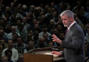 A carne odeia a oração, diz Paul Washer ao ensinar que provas são vencidas de joelhos