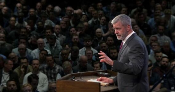 A carne odeia a oração, diz Paul Washer ao ensinar que provas são vencidas de joelhos