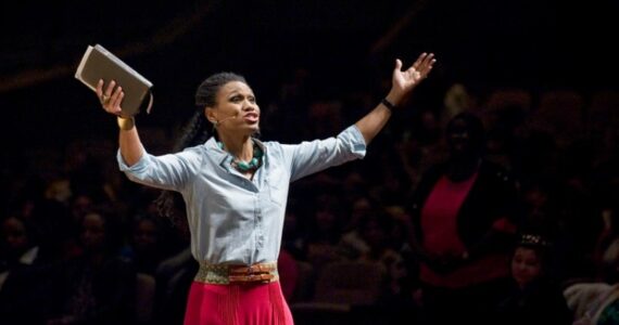 ‘Deus é Poderoso’: atriz Priscilla Shirer lança livro sobre os desafios da fé