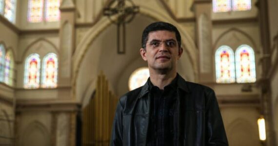 Pastor é demitido após artigo que sugeria que Jesus havia traído Judas