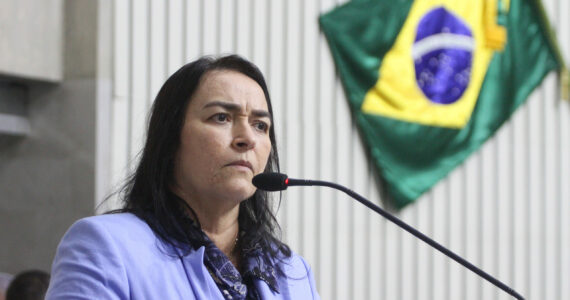 Deputada reage contra o Governo do Ceará por associar racismo ao cristianismo: 'Um crime'