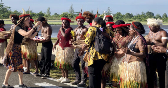 Após 60 anos, Bíblia é traduzida para idioma usado por tribos em país muçulmano