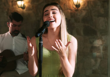 ‘Tua Presença’: Esther Durán lança sua primeira música