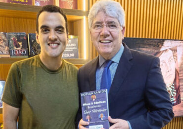Músico publica livro que resgata a história dos hinos brasileiros
