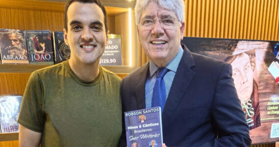Músico publica livro que resgata a história dos hinos brasileiros