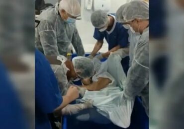 ‘Parecia impossível’: idosa é batizada nas águas em UTI; Assista
