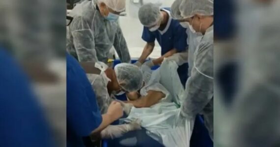 ‘Parecia impossível’: idosa é batizada nas águas em UTI; Assista