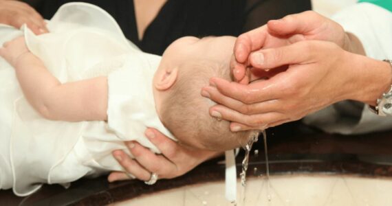 Batismo de crianças é bíblico? Veja as diferenças entre credobatismo e pedobatismo