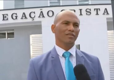 Vídeo: homem finge sede e entra em igreja para atacar fiéis
