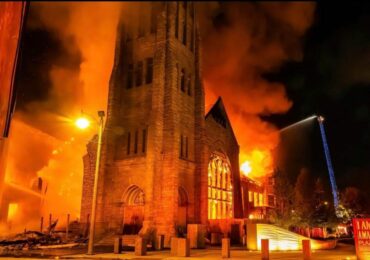Igreja histórica vinculada a Martin Luther King é destruída em incêndio