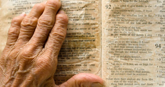 Aos 92 anos, cristã usa estratégia astuta para fazer muçulmanos lerem a Bíblia