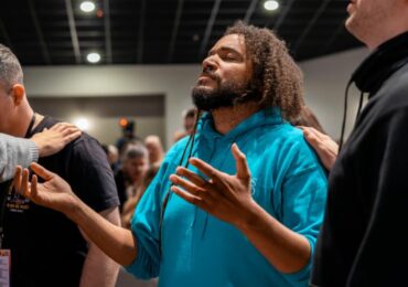 Igreja Vineyard tenta se desvincular de pastor que disse ir ao inferno