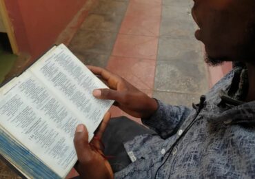 Jovem muçulmano entra em igreja por curiosidade e se rende a Cristo