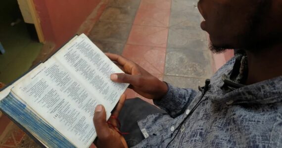 Jovem muçulmano entra em igreja por curiosidade e se rende a Cristo