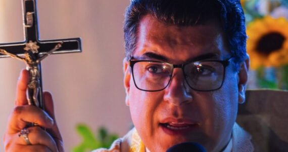 Padre avisa ‘mães’ que não batiza bonecas reborn e diz o que fará se for procurado