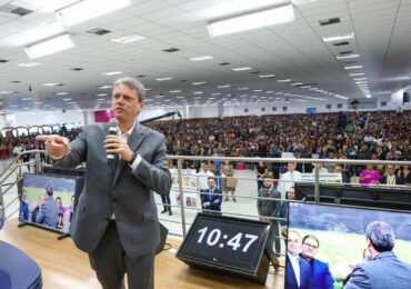 ‘Deus não abandona nenhum filho’: Tarcísio visita Igreja Mundial e leva palavra