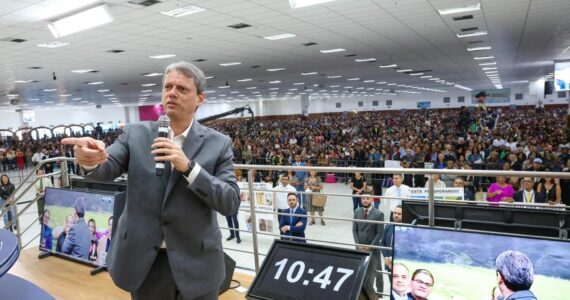 ‘Deus não abandona nenhum filho’: Tarcísio visita Igreja Mundial e leva palavra