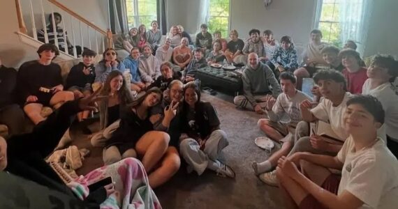 Grupo de estudo bíblico liderado por adolescente atrai dezenas de jovens e surpreende