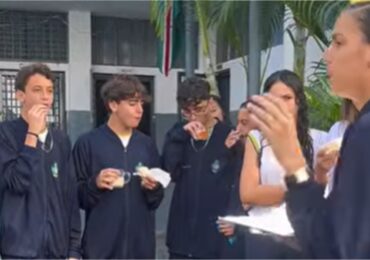 Para 'espalhar a Palavra de Deus', alunos fazem evangelismo semanalmente em escola