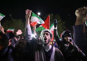 Iranianos manifestam apoio aos ataques de Israel contra instalações nucleares do Irã