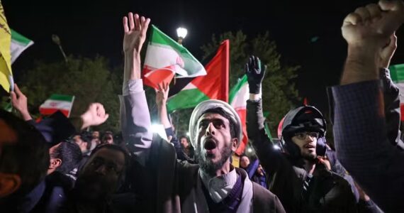 Iranianos manifestam apoio aos ataques de Israel contra instalações nucleares do Irã