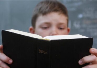 Lei que autoriza o uso da Bíblia como recurso pedagógico nas escolas entra em vigor
