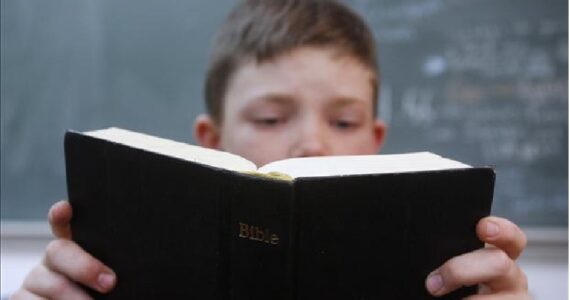 Lei que autoriza o uso da Bíblia como recurso pedagógico nas escolas entra em vigor