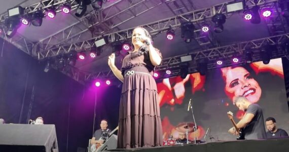 Cassiane canta em festa de São João e recebe críticas