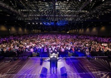 Franklin Graham prega em centro de convenções superlotado em Londres