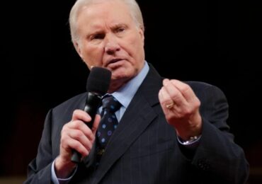 Jimmy Swaggart, um dos maiores pregadores dos anos 1980, entre a vida e a morte
