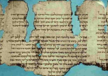 Análise de IA em Manuscritos do Mar Morto indica que textos podem ser mais antigos