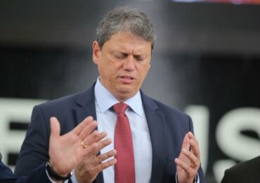 Católico ou evangélico? Tarcísio aparece 'pregando' na Assembleia de Deus; assista