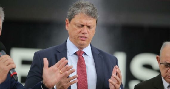 Católico ou evangélico? Tarcísio aparece 'pregando' na Assembleia de Deus; assista
