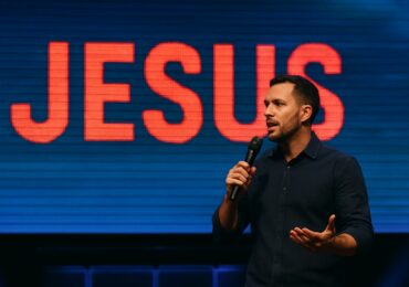Pastor afirma que Jesus deve ser adorado ao invés de cantores e pregadores