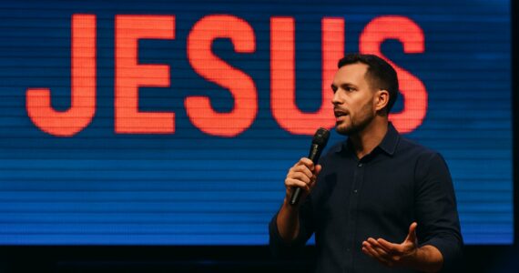 Pastor afirma que Jesus deve ser adorado ao invés de cantores e pregadores