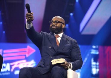 Pastor acusa Rick Warren de ‘traição espiritual’ ao defender união com católicos