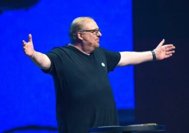 Rick Warren prega em evento católico e defende união com evangélicos