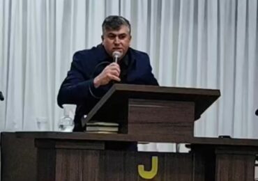 ‘Jesus se ajoelhou na terra’: pastor morre durante pregação na Igreja Deus é Amor