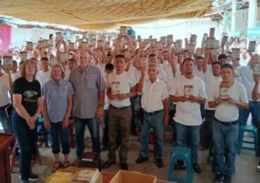 Distribuição de bíblias em prisão hondurenha reúne mais de mil detentos
