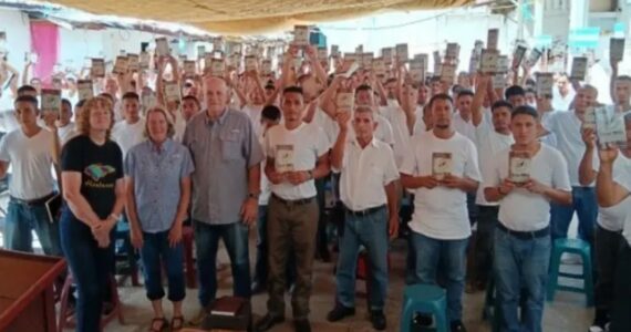 Distribuição de bíblias em prisão hondurenha reúne mais de mil detentos