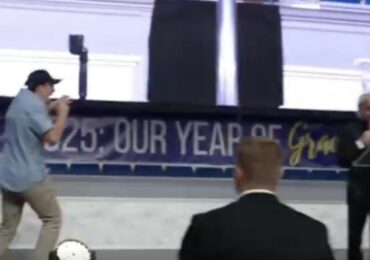 YouTuber protesta contra Benny Hinn durante evento: ‘Falso profeta e charlatão’