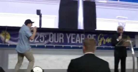 YouTuber protesta contra Benny Hinn durante evento: ‘Falso profeta e charlatão’