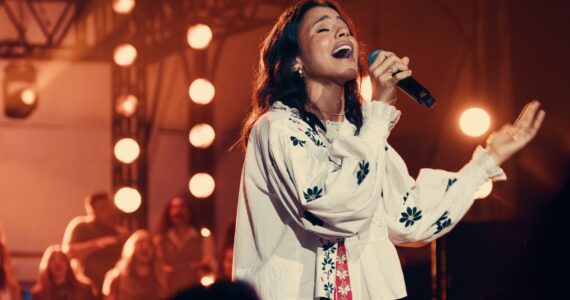 Julia Vitória apresenta música inédita e faz medley com ‘A Mensagem da Cruz’