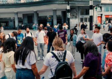 Grupo brasileiro realiza ação de evangelismo na Europa e resultado surpreende