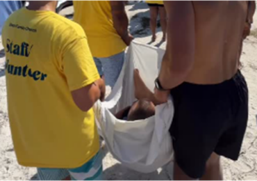 Como na Bíblia, igreja surpreende ao se mobilizar para carregar paralítico ao local de batismo