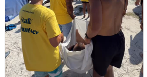 Como na Bíblia, igreja surpreende ao se mobilizar para carregar paralítico ao local de batismo